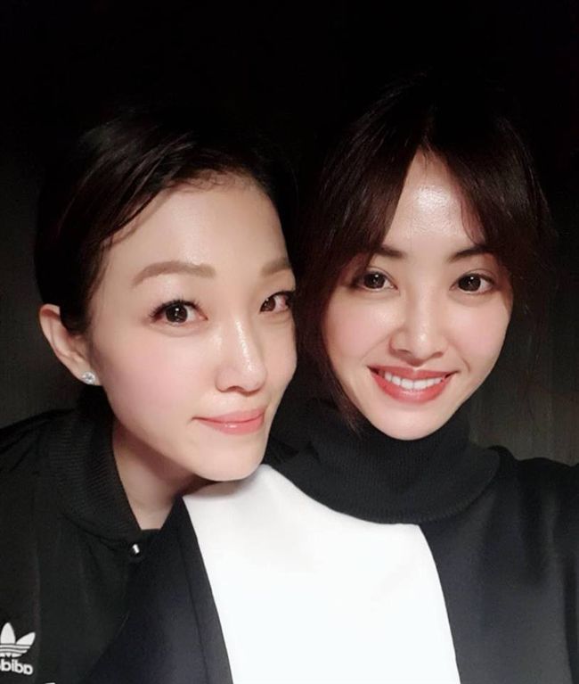 蔡依林(右)和親姐姐蔡旻紋(左)感情很好。(圖/翻攝自臉書)