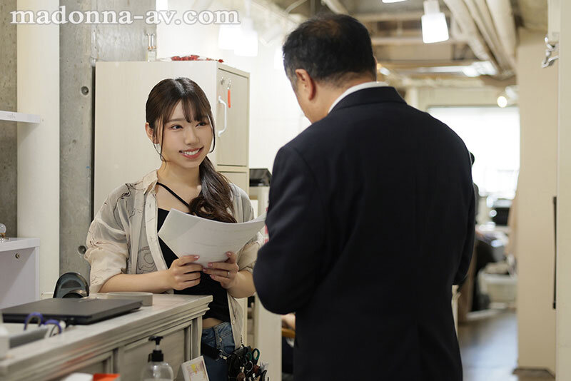 「人妻美发师」趁老公出差在店里偷情!假洗头真洗面奶